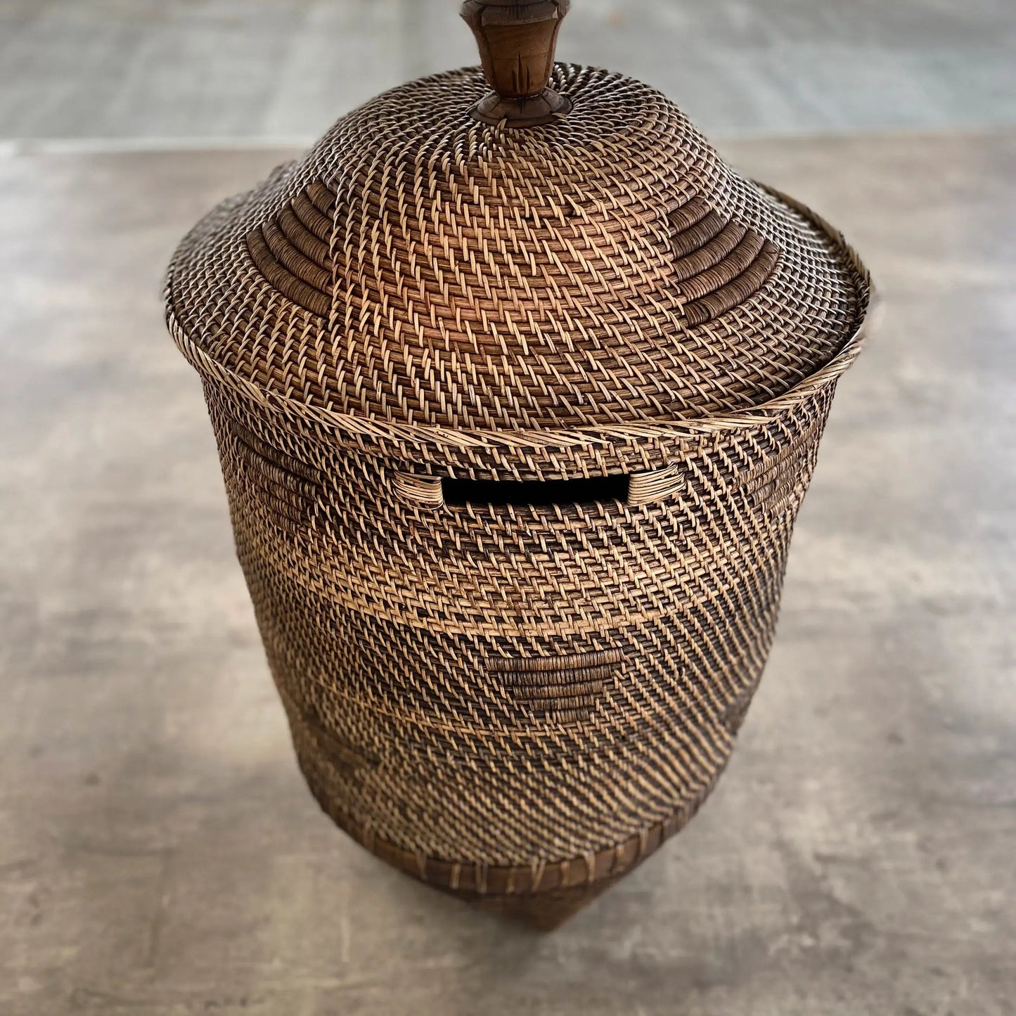 ‘The Colonial’ Laundry Basket, X-Large (Natural Brown) - EcoLuxe Furnishings