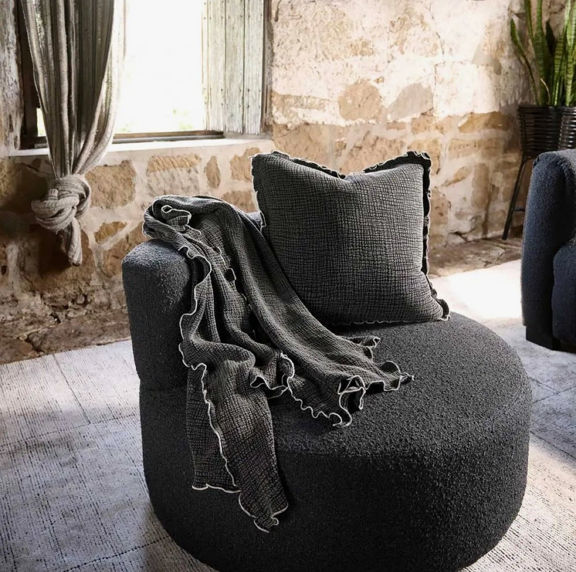 ‘Onda’ Throw (Black) - EcoLuxe Furnishings