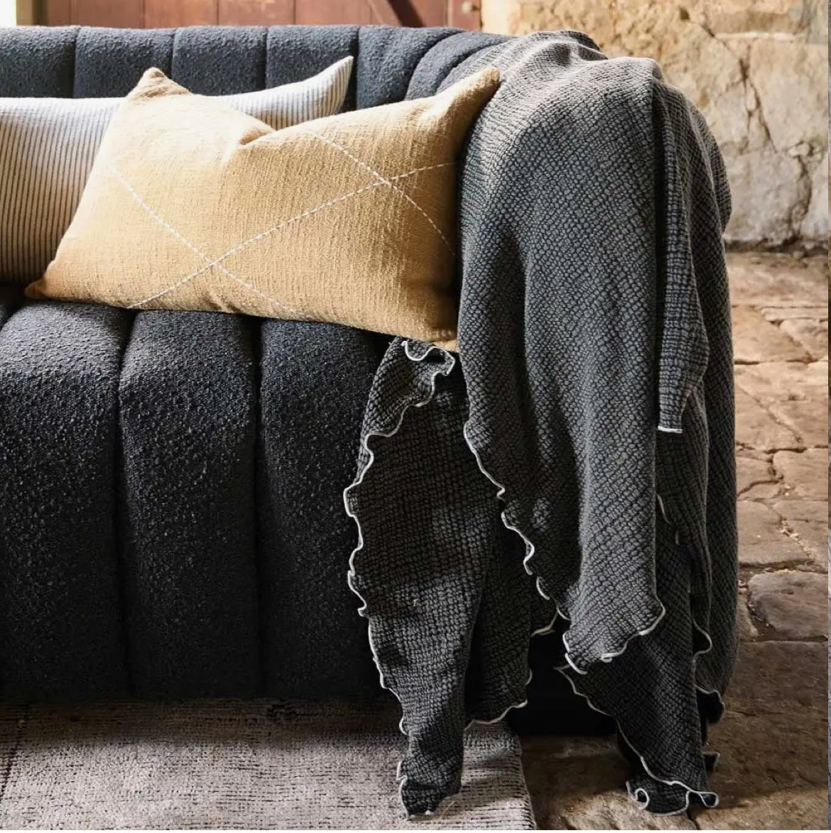 ‘Onda’ Throw (Black) - EcoLuxe Furnishings