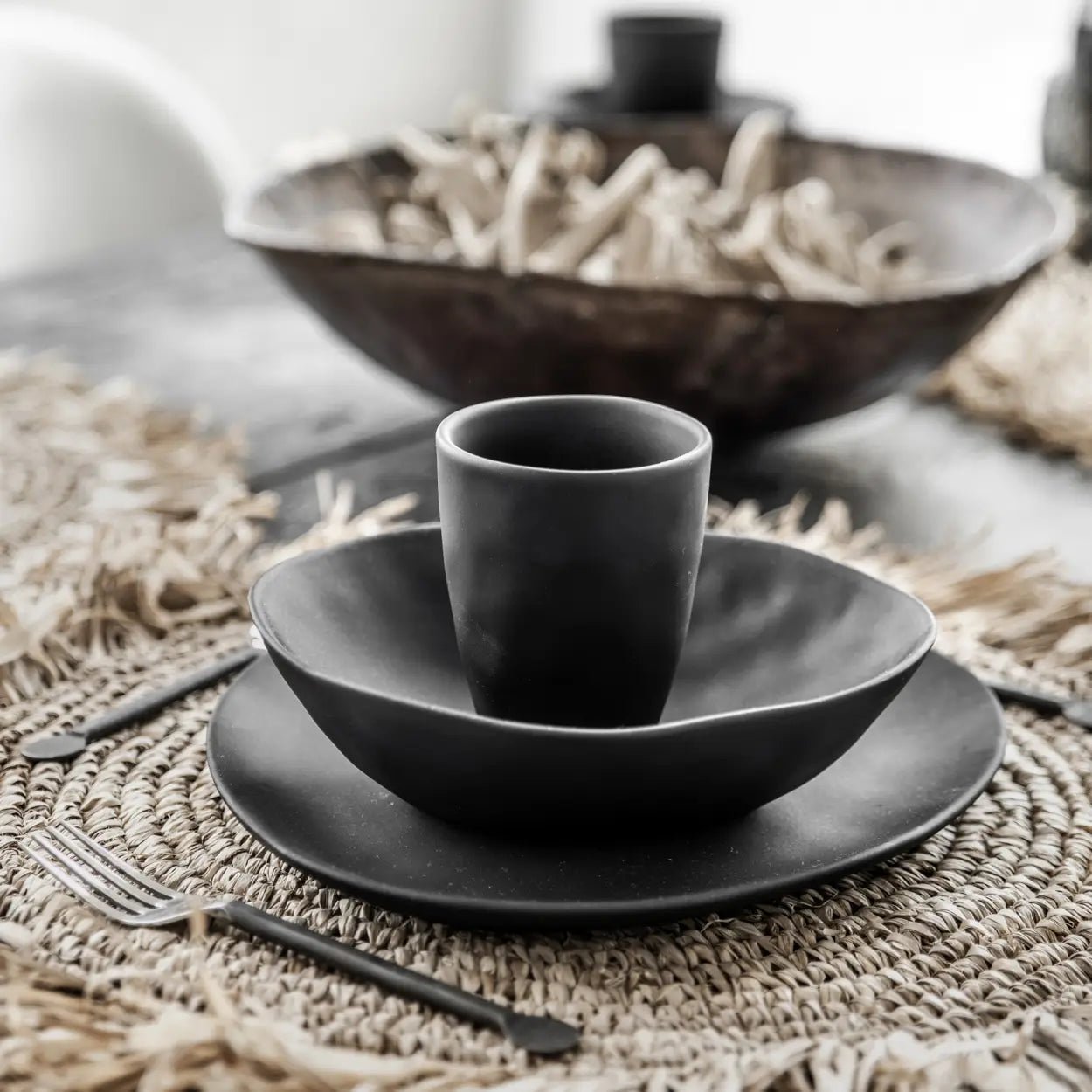 ‘The Fringe’ Raffia Placemat, Round (Natural) - EcoLuxe Furnishings